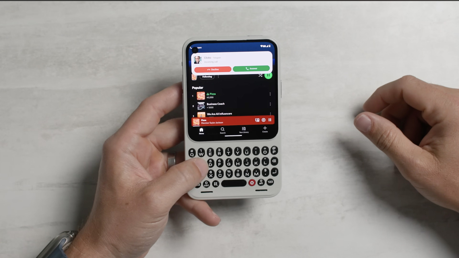 هاتف كليكس Communicator بلوحة مفاتيح على طراز بلاك بيري